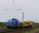 PRESS 293 021-6 mit einem Baukran Richtung Groheringen, bei der Durchfahrt in Naumburg (S); 29.04.2010