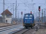 PRESS 346 025 kam aus Putbus und wartete,am 21.Mrz 2011,in Bergen/Rgen auf Ausfahrt nach Stralsund,wie man sieht leuchtet am Ausfahrsignal das Ersatzrot.