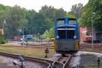 Die Diesellok steht in Putbus vor einer Gleissperre und fhrt in Krze an den Zugschluss des Zuges nach Lauterbach Mole. - 14.07.2011 (aufgenommen vom B der L 29)