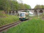 Jeden Tag fährt der PRESS VT650 032 unter dem alten Schmalspurviadukt in Putbus hindurch,so auch am 11.Mai 2014.