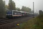 Nationalexpress 110 043 mit Vollautozug auf dem Weg von Zwickau-Mosel nach Bremerhaven, Aufgenommen bei Nieselregen in Leipzig/Thekla am 15.10.2015