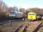 Vorbei am abgestellten Skl fuhr,am 19.Dezember 2015,der PRESS VT650 032 in Putbus ein.