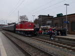 Für ein Gruppenfoto postierten sich die Teilnehmer einer Sonderfahrt nach Putbus,am 26.November 2016,vor der Zuglok 112 565 in Bergen/Rügen.