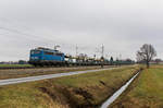 140 037 der PRESS fährt mit einem leeren Autozug bei Übersee in Richtung München, aufgenommen am 3.