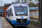 Anscheinendes Fachgespräch im Ex OLA LINT in Bergen am Bahnsteig. - 02.11.2017
