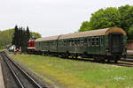 DR Reisewagen der Gattung Byu mit der Lok 114 703 auf dem Bahnhof Putbus abgestellt. - 12.05.2018