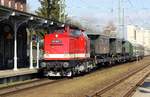 berfhrung von Schmalspurwagen mit 112 565-7 der Pressnitztalbahn am 15.04.2019 durch Anklam - Aufnahme vom Bahnsteig an Gleis 1 aus.