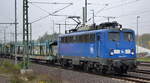 PRESS mit  140 007-7  (NVR-Nummer: 91 80 6140 825-1 D-PRESS) mit PKW-Transportzug (leer) Vorbeifahrt 24.10.19 Magdeburg Hbf. 
