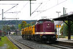 01. Oktober 2019, Lok 207 271, die ehemalige DR 110 271, jetzt im Einsatz bei der PRESS, fährt mit einer Gleisbaumaschine in Richtung Lichtenfels durch den Bahnhof Kronach. Lokgeschichte: Indienststellung 04.09.1970 bei der DR als 110 271-4. 30.11.1985 Umbau in  112 271-2  im Bw Reichenbach (Vogtland). 14.12.2000 z-Stellung und am 15.01.2001 Ausmusterung in Cottbus. Seit 2019 Einsatz durch PRESS - Eisenbahn-Bau- und Betriebsgesellschaft Pressnitztalbahn mbH, Jöhstadt als 204 271-1  (Quelle: v100-online.de).