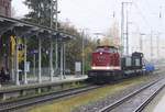 Zug auf Zug - 99 4011 mit offenen Schmalspurwagen der RüBB auf Schmalspurtransportwaggons am trüben 06.11.2020 durch den Bf Anklam mit 114 703 Press