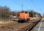 Press 293 022 kam am 26.02.2022 aus Putbus vom Tanken, hier zu sehen durch den Haltepunkt Teschenhagen und fuhr weiter nach Stralsund Rügendamm.
