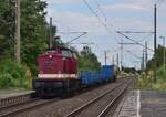 114 703 fährt mit einem kurzem Bauzug mit einer Ramme beladen durch Ochtmersleben in Richtung Helmstedt.