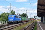 140 038 durchfährt mit einem Containerzug Magdeburg Neustadt in Richtung Magdeburg Hbf.