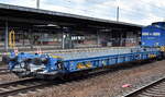 Niederflurendwagen vom Einsteller PRESS mit der Nr. 87 80 D-PRESS 4938 207-3 Saadkms 690 an Haken von  204 009-9  am 06.03.24 Durchfahrt Bahnhof Schönefeld bei Berlin.