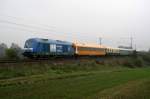 253 der Press auf dem Weg zum Weimarer Zwiebelmak. Bemerkenswert der 1. Wagen hinter der Lok, ein Schlafwagenprototyp fr die DR.