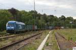 253 015-8 der Pressnitztalbahn wartet mit einen Containerzug am 04. Mai 2009 um halb sieben Uhr Abends im Coburger Gterbahnhof auf die Steckenfreigabe in Richtung Lichtenfels.