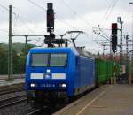 Die schne, blaue und vor allem saubere 145 023-6 der Press mit leeren Holzwagen in Fahrtrichtung Sden durch Fulda. Aufgenommen am 04.09.2009.