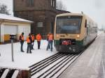 Hier werden die zuknftigen Lokfhrer am PRESS Triebwagen VT 650 032 am 07.Dezember 2010 in Bergen/Rgen vom Lehrlokfhrer eingewiesen. 