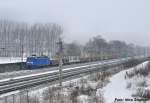 Press 145 023-6 mit einer bunt gemixten Fuhre aus leeren Holztransportwagen auf dem Weg nach Berlin in schnstem Schneetreiben,07.01.10 bei Dallgow-Dberitz