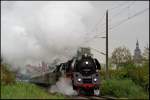 Die Eisenbahn-Romantik-Sonderzugreise im Rahmen des 175-jhrigen Eisenbahnjubilums fhrte 01 0509-8 & 01 1533-7 mit DPE 88560 von Dresden nach Rostock am 20.09.2010 auch nach Stralsund. Der Zug hatte bereits fast 2 Stunden Versptung, als dann gegen 18:30 trotz Dunkelheit und Nieselregen schlielich noch dieses Foto des ausfahrenden Zuges gelang. Kraftvoll geht es zwischen Hbf Stralsund und Hp Grnhufe die lange  Rampe  nach Langendorf hinauf.