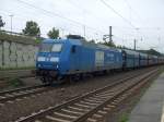 145 030-7 durchfhrt mit einem Gterzug den Brackweder Bahnhof. 21.07.2011.