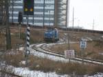 PRESS 346 025 kam,am 24.Januar 2013,auf der Zufahrstrecke,zum Stralsunder Hafen,die Rampe am Bahnhof Rgendamm  herunter .