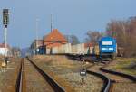 Siemens dieselelektrische Lok ER 20 (Herkules) mit angeladenen Wagen zur Holzverladung auf der Torgelower Ladestrasse. - 17.02.2015 - Vom BÜ Borkenstr. aufgenommen und zurecht geschnitten.