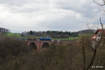 Autoleerzug von Regensburg nach Zwickau Mosel fährt gerade mit Press V 100 doppel über die Elstertalbrücke bei Jocketa.