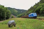 285 101-5 (PRESS) mit einem Holzzug von Saalfeld nach Ebersdorf-Friesau zu sehen am 18.06.16 in Hockeroda.