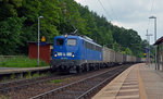 140 007 der Press schleppte am 12.06.16 einen Containerzug durch Stadt Wehlen Richtung Bad Schandau.