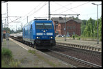Die PRESS 285101 kam mit einem Schwellenzug am 26.5.2016 um 14.08 Uhr in Richtung Magdeburg durch den Bahnhof Eilsleben.
