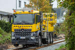 RAIL POWER SYSTEMS GmbH Oberleitungsmontagefahrzeug MERCEDES  Arocs 3348  OMF 140T mit Aufbauten der HILTON KOMMUNAL GmbH, im Einsatz bei Bauarbeiten in Sassnitz.