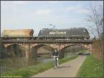 Bei Rail4Chem befinden sich inzwischen nicht mehr alle Loks in der bisher bekannten Unternehnsfarbe, seit das Unternehmen Loks der Baureihe 185 einsetzt, die Eigentum der MRCE sind. Eine dieser Loks begegnete mir am 30.03.2007 auf der Brücke über die Nidda bei Frankfurt am Main-Nied.