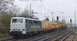 RailAdventure GmbH, München [D] mit  111 222-6  [NVR-Nummer: 91 80 6111 222-6 D-RADVE] kam heute überraschend als Überführungslok eines SPENO Schienenschleifzuges