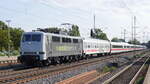 railadventure 111 215 (NVR-Nummer: 9180 6 111 215-0 D-RADVE) mit einer Überführung oder Sonderzug (?) in Richtung Hamburg bei Durchfahrt durch Schwarzenbek; 22.09.2022
