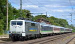 RailAdventure GmbH, München mit der  111 082  (NVR:  91 80 6111 082-4 D-RADVE ) mit dem Firmenlogo in den ukrainischen Nationalfarben und Sonder-Flüchtlingszug am 27.07.22 Durchfahrt Bahnhof