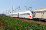 185 011 von Railadventure führte am 28.08.22 den Triebzug 9019 durch Rodleben Richtung Roßlau.