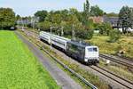 Railadventure 111 222 (ex DB) mit Kuppelwagen in Richtung Osnabrück (Bohmte, 02.10.2020).