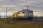 111 082 der railadventure überführte am 15.12.21 eine Schneeleuder durch Braschwitz Richtung Magdeburg.