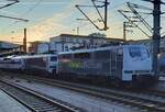 RADVE 111 220-1 als Schlusslok am RE 88819 aus Orlamünde, am 30.09.2021 in Erfurt Hbf.