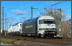 Mit mehreren Vectron im Schlepp rollt 2016 902-5 von Railadventure über die Verbindungskurve vom Bahnhof Magdeburg-Rothensee zur Elbbrücke. Ziel des Zuges ist Dessau.