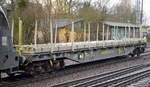 Die auf Überführungen spezialisierte Fa. Railadventure hat einen Fuhrpark unterschiedlicher Wagen die als Schutzwagen von fabrikneuen Bahnfahrzeugen fungieren, hier ein Drehgestell-Flachwagen mit der Nr. 33 RIV 80 D-RADVE 4737 047-7 Sfps am 31.01.18 in Berlin-Hirschgarten einzeln am Haken eines MRCE-Taurus.