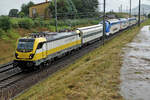 SWISS RAIL TRAFFIC AG  RAILADVENTURE  Rem 487 001 mit nicht alltäglicher Anhängelast, („mit für Schweden vorgesehenen Zügen“), bei sehr starken Regenfällen