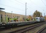 Hennigsdorf b. Berlin 1.11.2021.  Flachwagen von Railadventure, eingestellt in einen Überführungszug. Wagennummer 33RIV   80 D-RADVE  4737 009-7 Sfps 