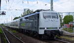 RailAdventure GmbH, München mit  111 222-6  (NVR:  91 80 6111 222-6 D-RADVE ) und firmeneigenen Schutzwagen auf dem Weg zum nächsten Überführungsauftrag am 01.06.22 Durchfahrt Bf.