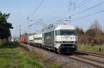 Der Railadventure-Waschbär 2016 902 führte am 10.04.23 zwei Kuppelwagen und mehrere Containerwagen durch Wittenberg-Labetz Richtung Falkenberg(E).
