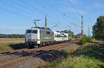 111 082 rollte am 17.09.23 mit dem Luxon-Wagen von railadventure als Sonderzug von Dresden nach Braunschweig durch Wittenberg-Labetz Richtung Dessau.