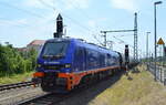 Raildox GmbH & Co. KG, Erfurt [D] mit der Eurodual Lok  159 220-3  (NVR:  90 80 2 159 220-3 D-RCM ) und einem Getreidezug am 20.07.22 Durchfahrt Bahnhof Dessau Hbf. 
