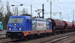 Raildox GmbH & Co. KG, Erfurt [D] mit ihrer  187 319-9  [NVR-Nummer: 91 80 6187 319-9 D-RDX] und einem Ganzzug Schüttgutwagen mit Schwenkdach am 22.02.23 Durchfahrt Bahnhof Flughafen BER Terminal 5