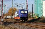 RDX 187 318-1 am 24.10.2018 durch Anklam - Nachschuss auf Höhe Zuckerfabrik. Standort gegenüber. 